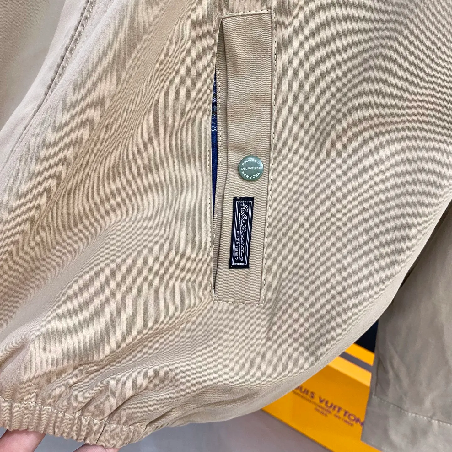 P290 Ralph Lauren second-hand corduroy collar jacket. This Ralph Lauren second-hand jacket has a high usage rate in autumn and winter. The corduroy collar is very American retro and the denim shirt inside is the Brokeback Mountain outfit that was very popular last year. The interior stripes and plaid are matched, which is a perfect combination of temperature and trend. This is also an eternal classic that both boys and girls can wear. The fabric is really different from others. The new model is not as stiff as the old model. I think it is better to wear. It is 100% pure cotton. The hardness is just right and not that stiff!! This is this year’s upgrade, but I feel it is easier to wear. The embroidery on the chest is made of German Oman embroidery fiber with original data. The embroidery process is very particular. It uses Japanese Tajima machines to ensure the embroidery is exquisite and three-dimensional, which is what I said is different from the ones on the market. Regarding the workmanship, the version is a loose version for both boys and girls!! The coat can be worn longer and is about to go out in October during the Mid-Autumn Festival. Retro will never go out of style. Color: Khaki Black Size: S-XL S: Bust 118, Length 70, Sleeve Length 68, Shoulder Width 50 M: Bust 122, Length 72, Sleeve Length 69, Shoulder Width 51 L: Bust 126, Length 74, Sleeve Length 70, Shoulder Width 52 XL: Bust 130, length 76, sleeve length 71, shoulder width 53